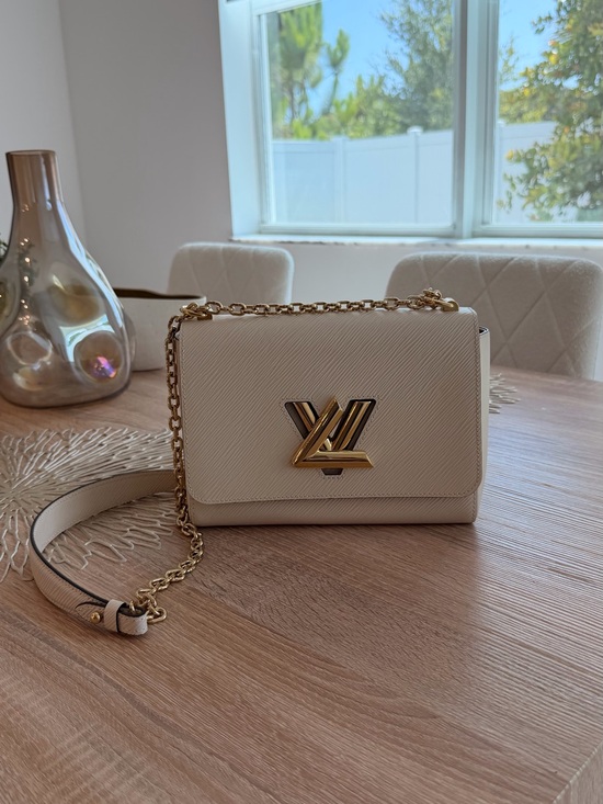 Louis Vuitton Handbags - Louis Vuitton Ivory Chain Shoulder Crossbody Bag
